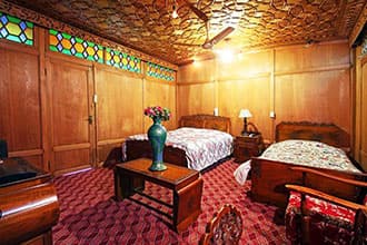 https://imgcld.yatra.com/ytimages/image/upload/t_hotel_yatra_city_desktop/v1464467862/Domestic Hotels/Hotels_Srinagar/Royal Dandoo Palace of Houseboat/HO_yaNq3F.jpg